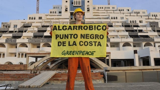 Greenpeace-parte-fachada-hotel-Algarrobico_MDSVID20140511_0027_37