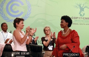 La presidenta de la Conferencia sobre Cambio Climático (COP17) y ministra de Exteriores sudafricana, Maite Nkoana-Mashabane (dcha) y  la secretaria ejecutiva de la Convención Marco de Naciones tras presentar las conclusiones del encuentro internacional. 