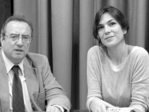 José Luis Fernández, director de la Cátedra de Ética Empresarial de Comillas, y Sandra Gallego Salvá, socia directora de Ethic, durante la firma del acuerdo.