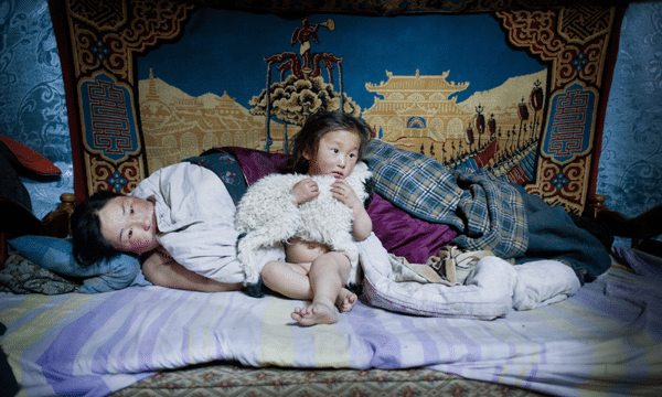 Mongolia es un país extremadamente pobre: el 20% de sus 3 millones de habitantes vive con 1,25 dólares al día y el 30% sufre malnutrición. La capital, Ulan Bator, está habitada por 1,2 millones de personas. La mitad de la población malvive en las barriadas de chabolas.
