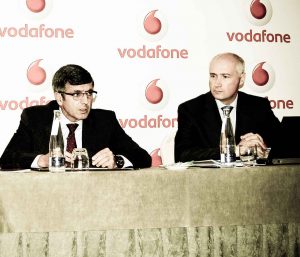 Francisco Román, presidente de Vodafone, y Jose Manuel Sedes, director de Sostenibilidad, durante la presentación del informe.
