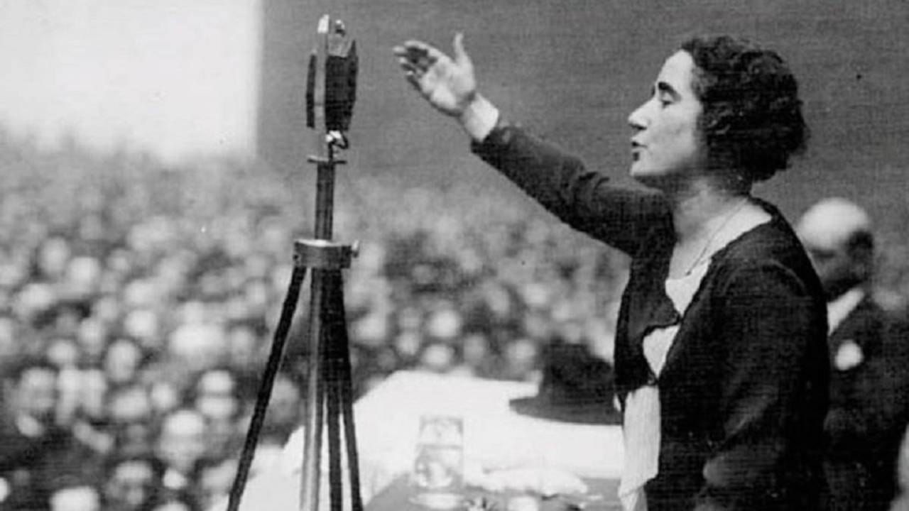 Clara Campoamor (1888-1972) fue política, escritora y activista por los derechos de la mujer. Es una de las grandes impulsoras de la lucha para lograr el voto femenino en España, conseguido en 1931 y ejercido por primera vez en 1933. Fue diputada en Cortes y sus discursos aún son reproducidos como modelo de oratoria parlamentaria.