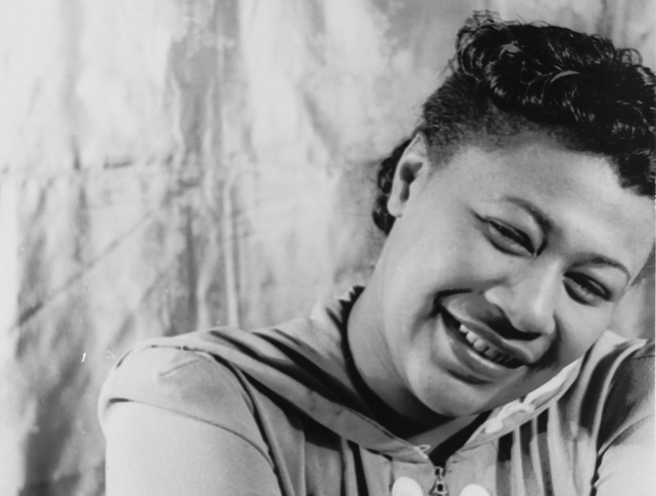 ‘La primera dama del jazz’, Ella Fitzgerald (1918-1996) es una de las voces más icónicas de la música del siglo XX. Grabó decenas de discos y trabajó con Louis Armstrong y Duke Ellington, entre otros. Aunque tuvo que ser operada de corazón en 1986, volvió a los escenarios un año después para no abandonarlos hasta su muerte.