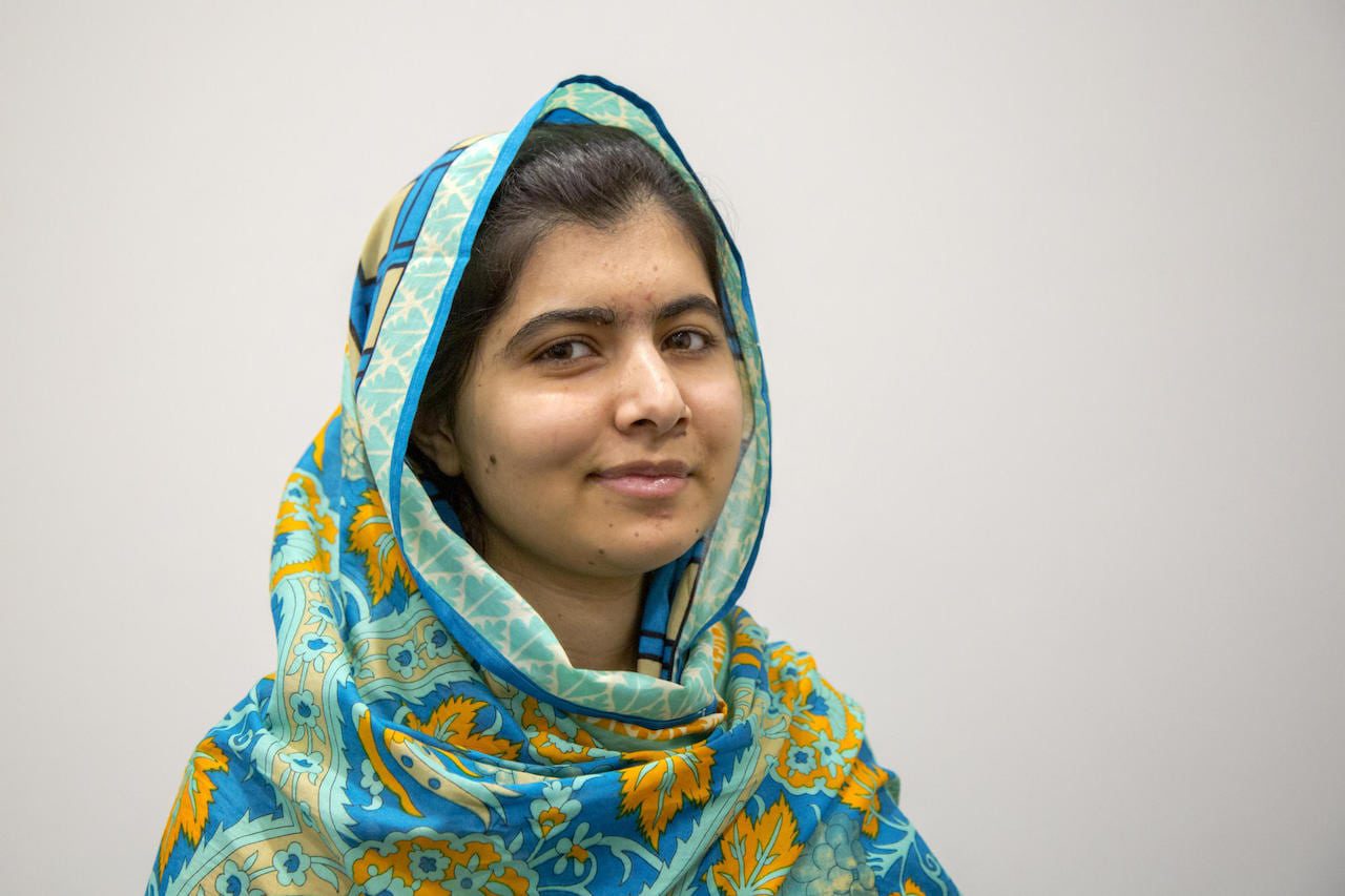 Aunque los talibanes prohibieron ir a la escuela a las niñas pakistaníes, Malala Yousafzai (1997) no se resignó y comenzó un movimiento de lucha en defensa de los derechos civiles en su país, algo que casi le cuesta la vida. Activista y escritora, es la persona más joven en recibir el Premio Nobel de la Paz, que recogió con solo 17 años.