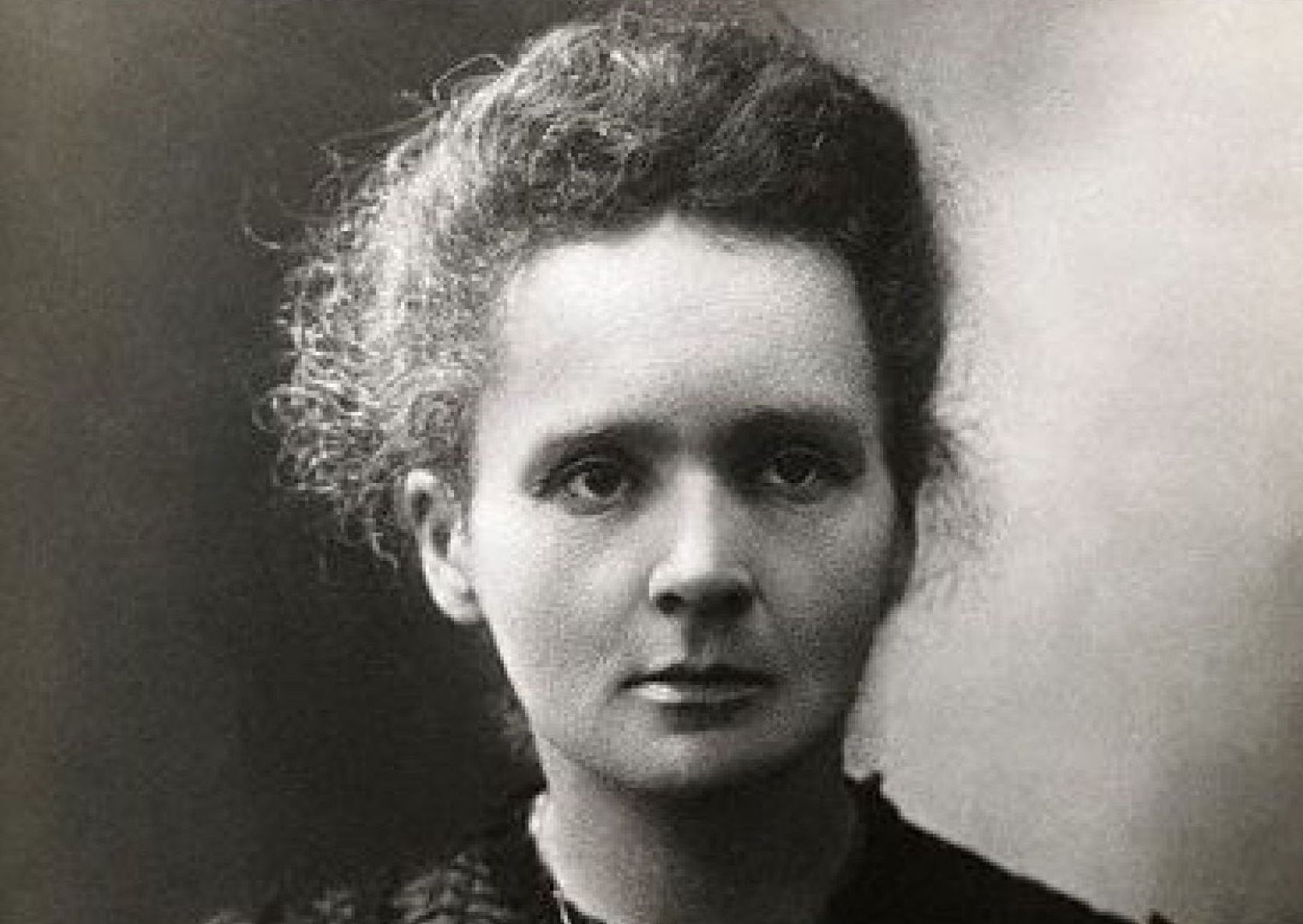 La polaca Marie Curie (1867-1934) fue la primera mujer en ganar un Premio Nobel, lo hizo en dos ocasiones, en las categorías de Física y de Química, por sus descubrimientos en el campo de la radiactividad, término creado por ella misma. Fue la descubridora del polonio y el radio y la primera profesora en la Universidad de París