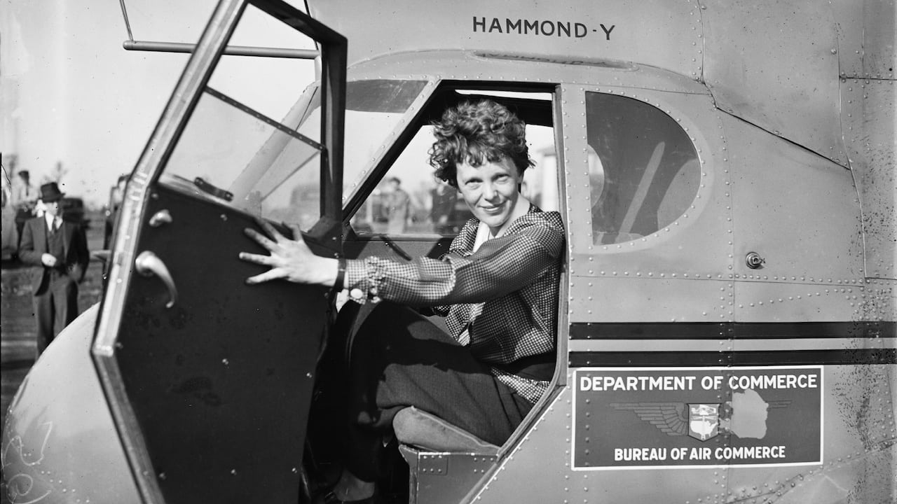 Icono de la aviación, Amelia Earhart (1898-1937) fue la primera mujer en hacer un vuelo trasatlántico y en cubrir la distancia entre EE.UU. y Hawai. Desapareció cuando intentaba convertirse en la primera en completar la vuelta al mundo sobre el Ecuador y, aunque nunca se encontró su cuerpo, se cree que se estrelló al sur del Pacífico.