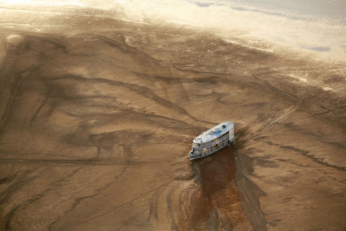 Un enorme barco atrapado en un banco de arena durante una de las peores sequías jamás registradas en el Amazonas | © Daniel Beltrá / Greenpeace