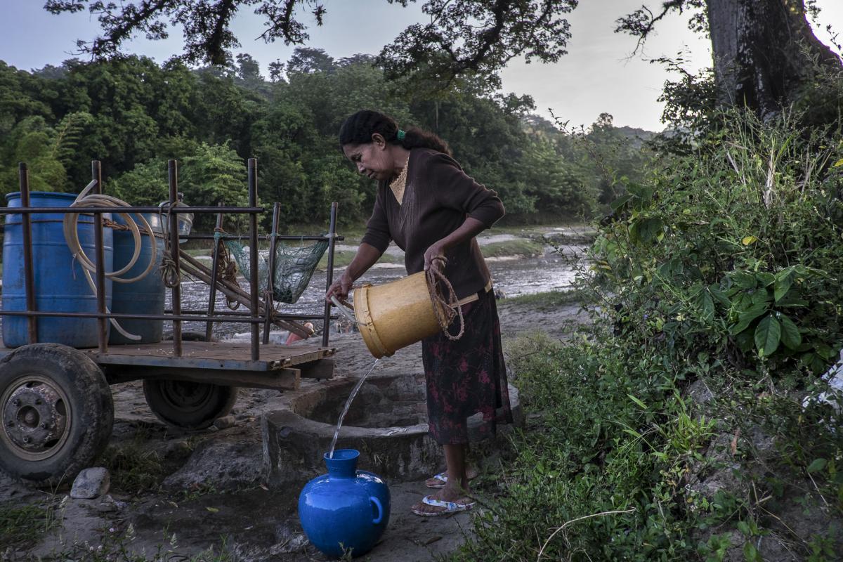 El Salvador es el país con más escasez de agua potable de Centroamérica. En 1999, Industrias la Constancia, una embotelladora, se instaló en el municipio de Nejapa, sobreexplotando uno de los acuíferos más importantes del país. En 2012, se propuso ampliar su planta a pesar de que el estudio de impacto ambiental revelaba que, si se continuaba con ese ritmo de extracción, el agua se agotaría en 25 años y dejaría sin este recurso a las 30.000 personas del municipio.  Las mujeres de Nejapa lideraron la lucha en defensa del consumo humano frente al industrial.