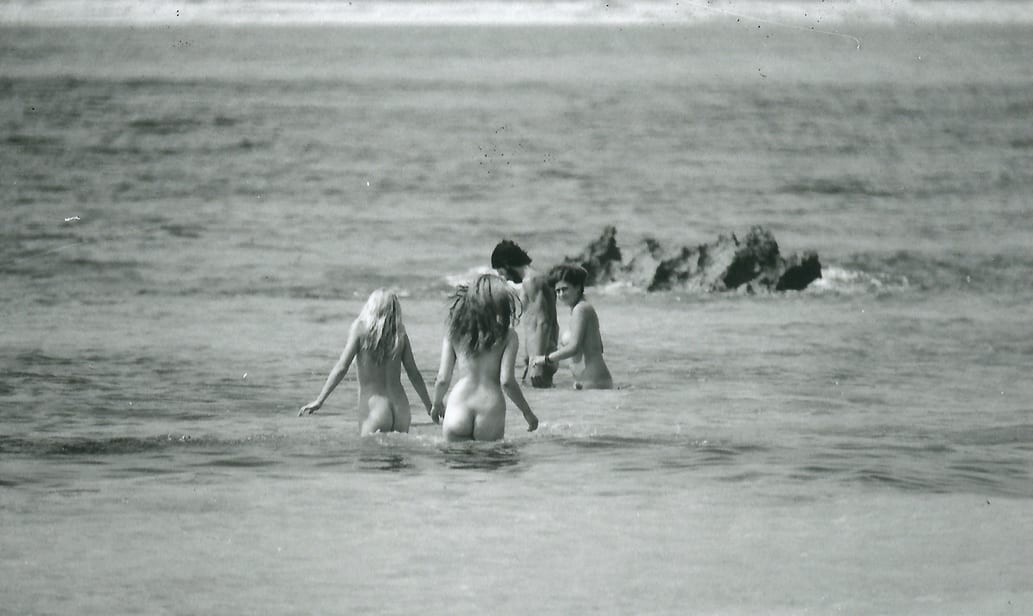 Nudistas en Ibiza en 1970 | © Joana Biarnés