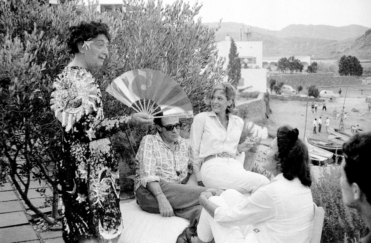 Salvador Dalí junto a su mujer Gala y más amigos | © Joana Biarnés