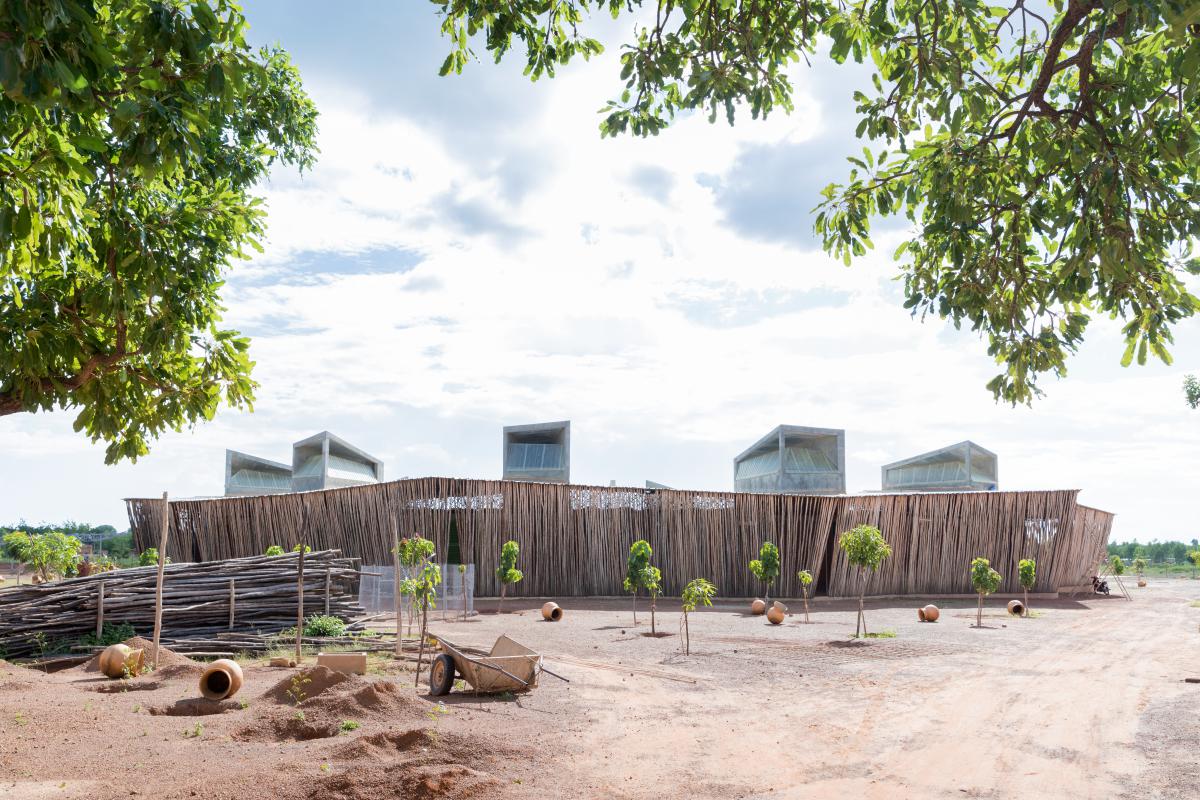 Escuela secundaria Lycée Schorge, Koudougou, Burkina Faso (2014-2016) || © Iwan Baan