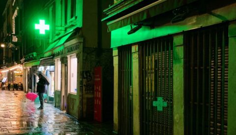 La cruz verde no se apaga durante la crisis del coronavirus