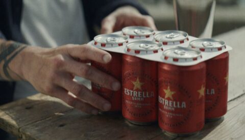Estrella Damm anuncia la eliminación de las anillas de plástico de sus latas