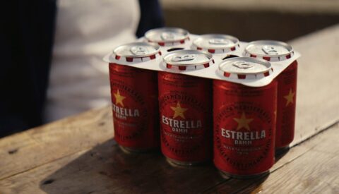 Estrella Damm ya utiliza anillas de cartón 100% biodegradable en todas sus latas