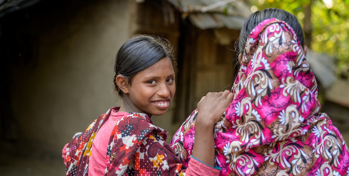 Shabitri con su hija: empresaria gracias al programa Nobo Jatra (Bangladesh)