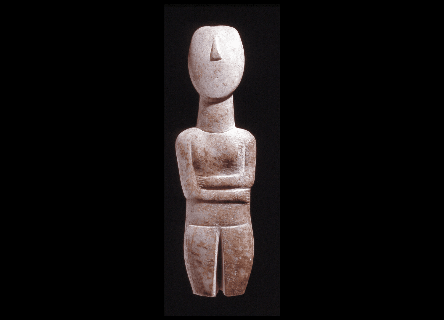 Figura de mármol de las Islas Cícladas, alrededor del 2700-2500 a.C. Keros, Cícladas, Grecia. | © Trustees of the British Museum.