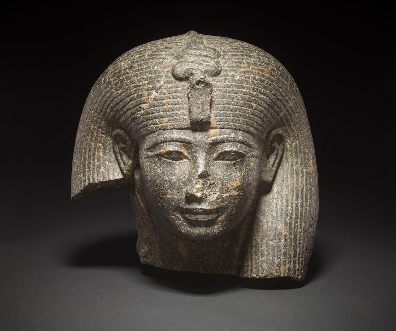 Cabeza de granito de una reina o diosa, XVIII Dinastía. Alrededor de los años 1400-1390 a.C. Posiblemente de Sais, Egipto. | © Trustees of the British Museum