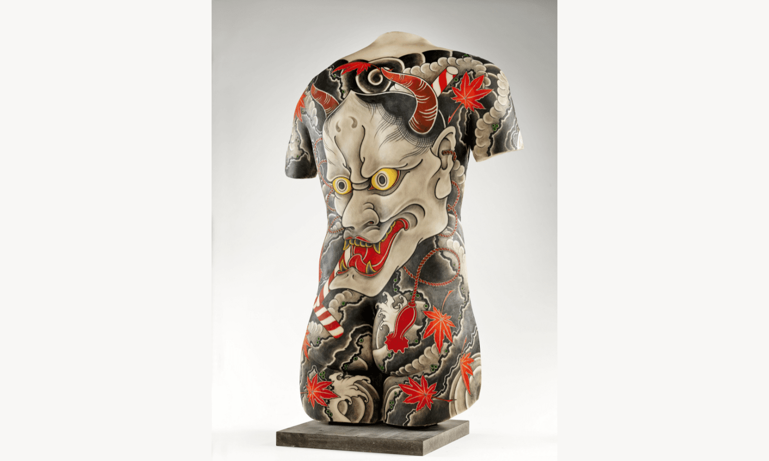 Diseño de tatuaje en una espalda masculina | Filip Leu