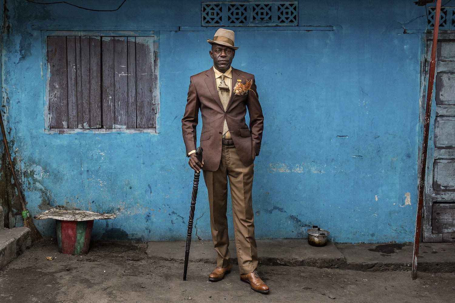 Basile Gandzion, mánager de recursos humanos de 51 años y 'sapeur' desde hace 30. Brazzaville, 2017. | © Tariq Zaidi