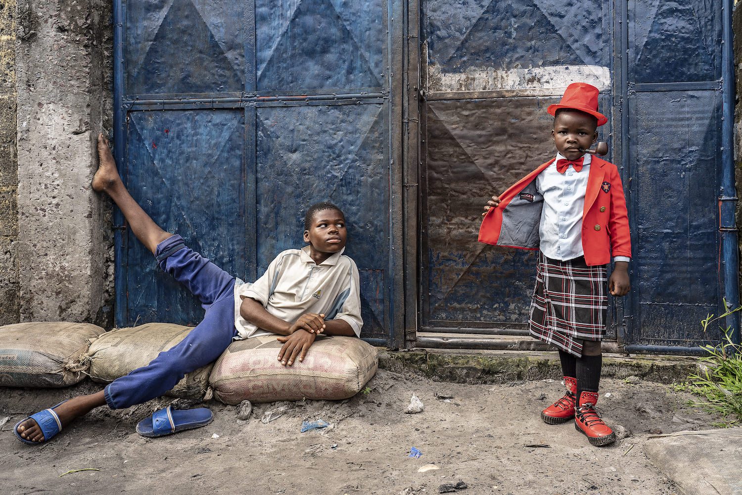 Israell Mbona, estudiante de 5 años y 'sapeur' desde hace 3. Kinshasa, 2019. | © Tariq Zaidi