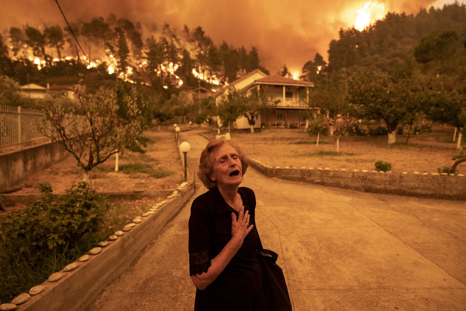 Incendio forestal en la isla de Eubea | © Konstantinos Tsakalidis, para 'Bloomberg News'