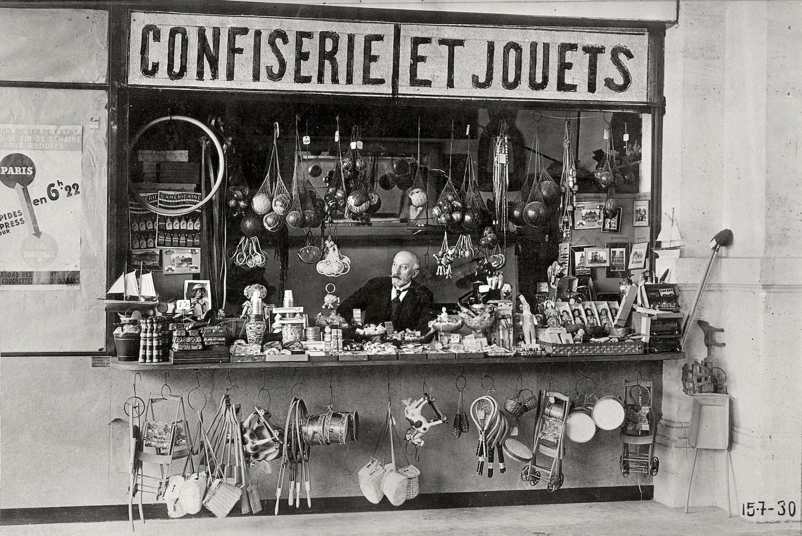 Georges Méliès en su tienda de juguetes de la estación de Montparnasse, c. 1930 | La Cinémathèque française. Fotografía de Stéphane Dabrowski.