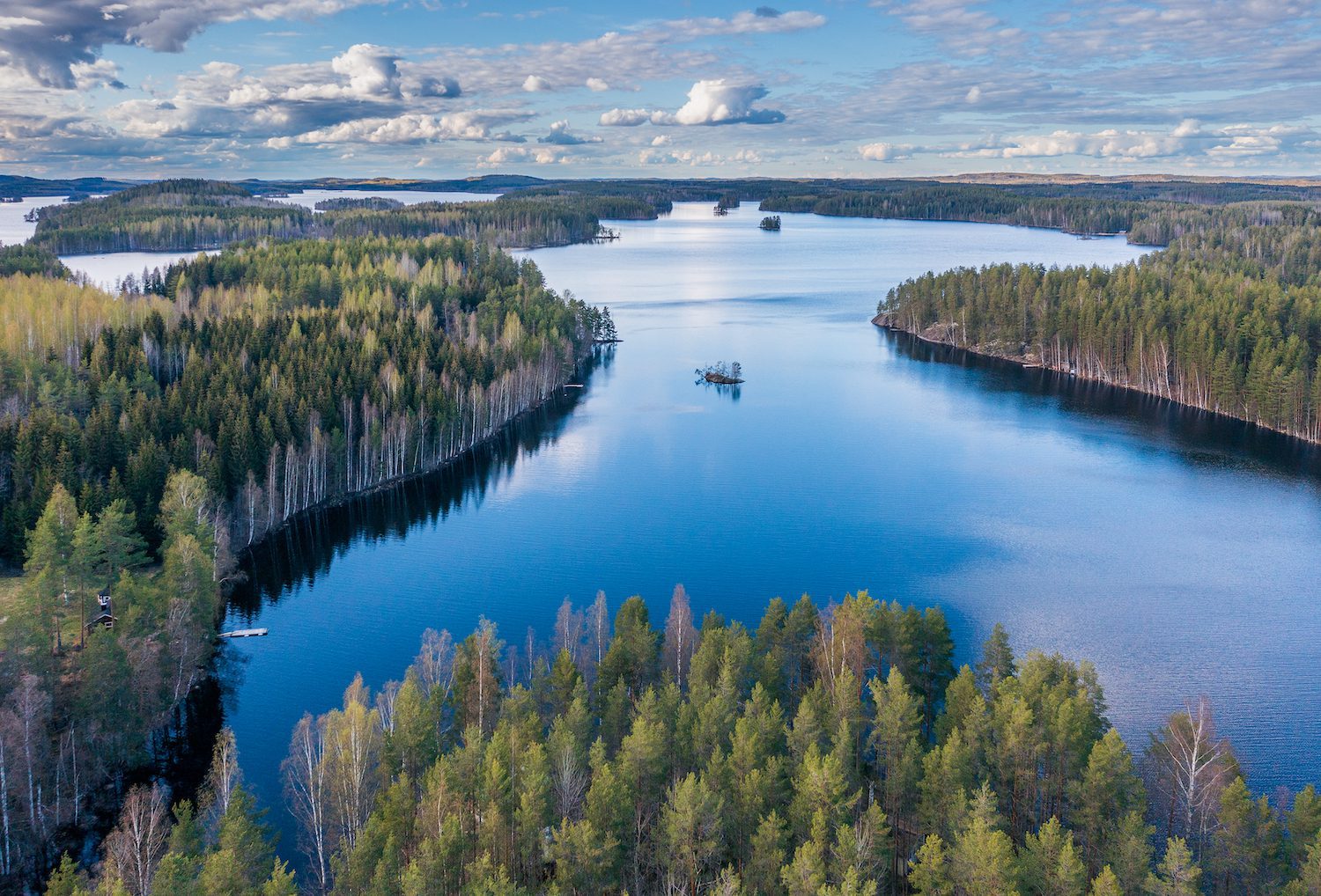 Vista aérea del lago Vahvajärvi (Finlandia)