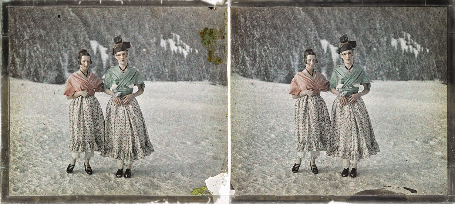 «Jacques Henri Lartigue y Germaine Boivin vestidos como hermanas gemelas para un baile en el Hotel Savoy», Chamonix, 1919. Jacques Henri Lartigue © Ministère de la Culture, France / MPP-AAJHL.