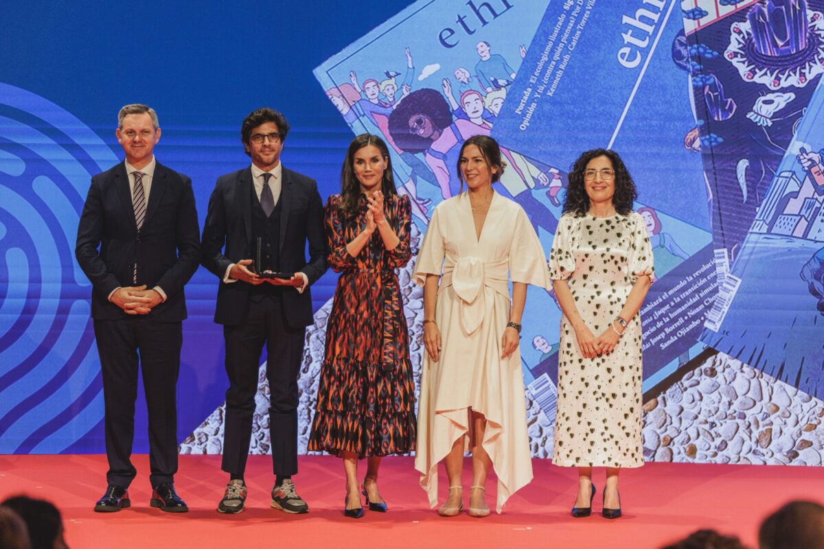 La Reina Letizia entrega la Medalla de Oro de la Cruz Roja a Ethic