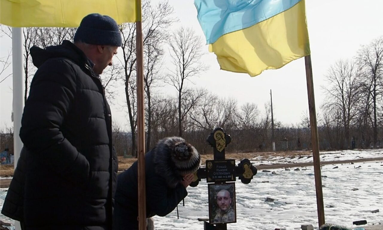 Una madre besa la tumba de su hijo en Ucrania