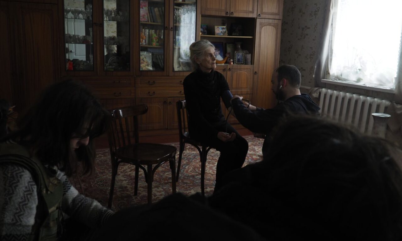 Nina Goncharova en su casa de Minkivka, Ucrania, durante una revisión médica del equipo de Road to Relief
