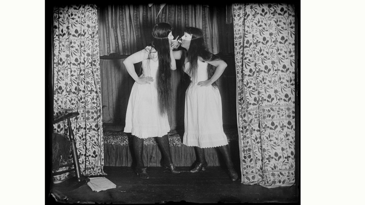'Trude&I masked, short skirts', 6 de agosto de 1891