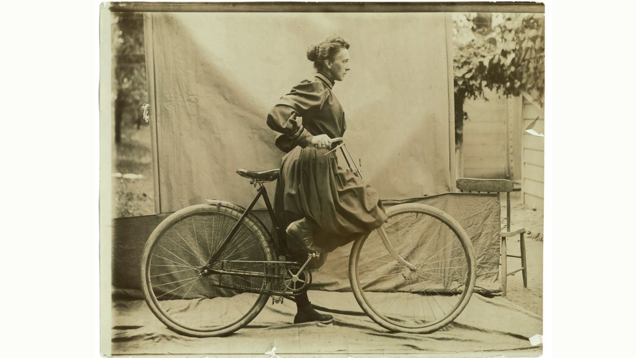 Daisy Elliott con una bicicleta, hace 1898