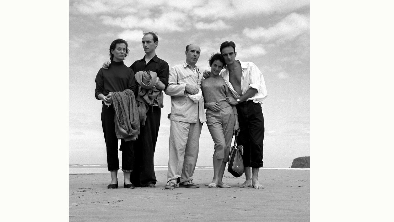 Carlos Saura. La familia en la playa, Santander, 1954