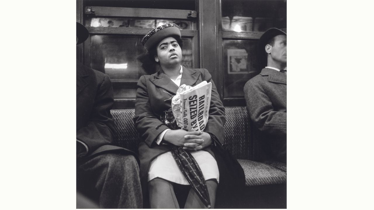 Mujer sujetando un periódico, Nueva York. 1946