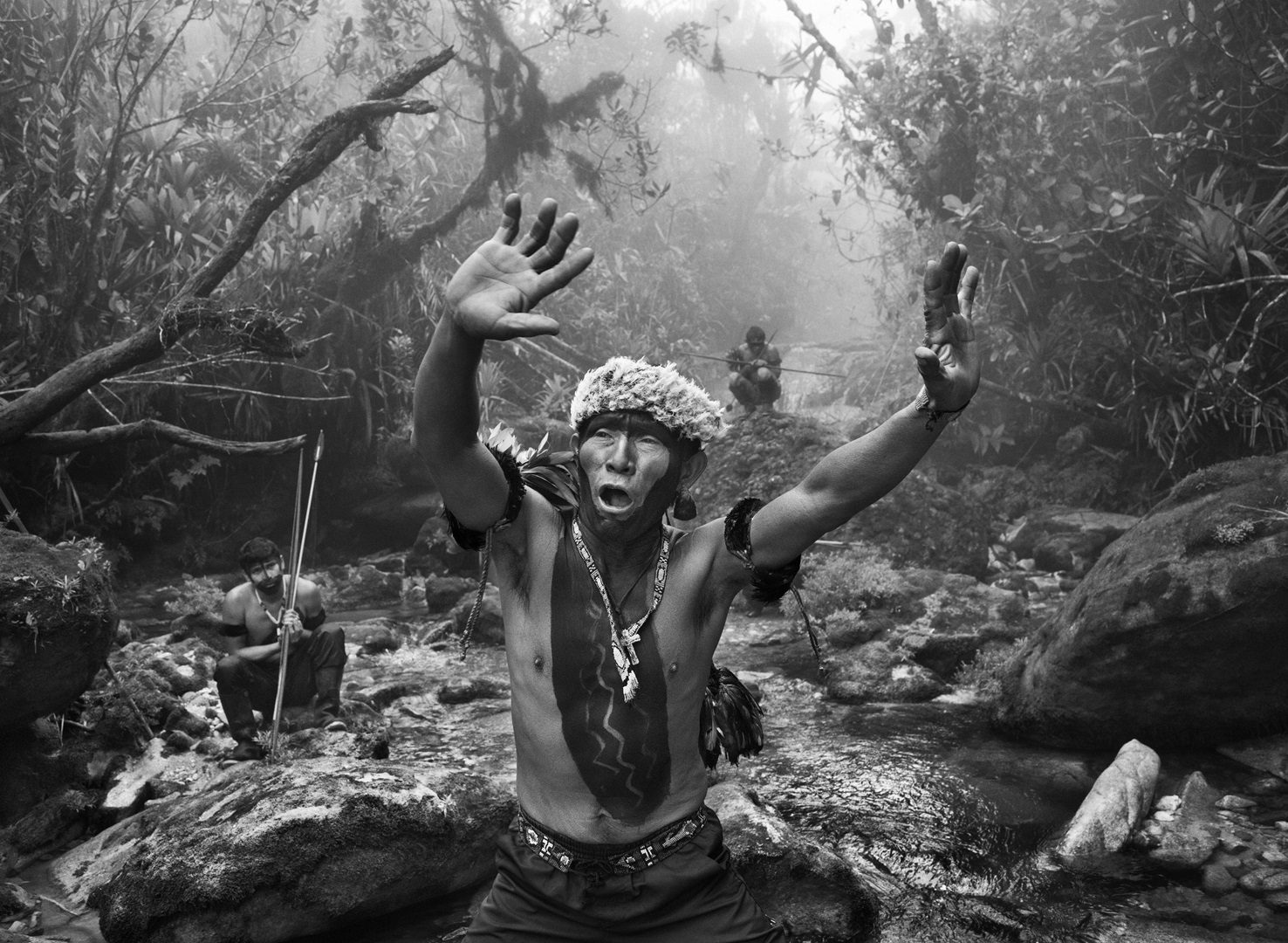 Chamán yanomami realiza un ritual antes de la subida al Pico da Neblina. Estado de Amazonas, Brasil, 2014