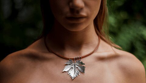 La huella del bosque en forma de joyas artesanas