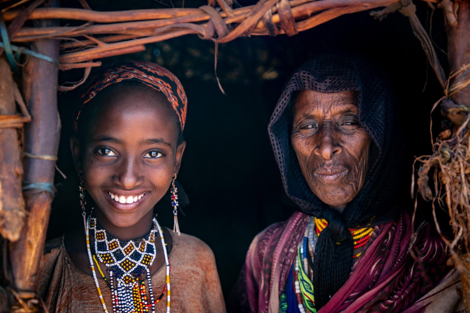 Dabo, 10 años, junto a su abuela, Etiopía