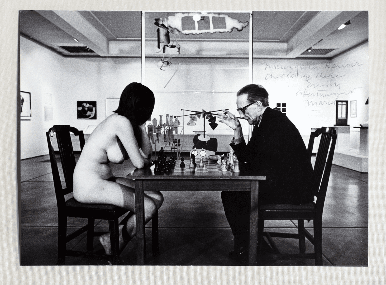 Julian Wasser. Marcel Duchamp jugando al ajedrez con Eva Babiz en su primera retrospectiva en el Pasadena Art Museum. Octubre 1963.