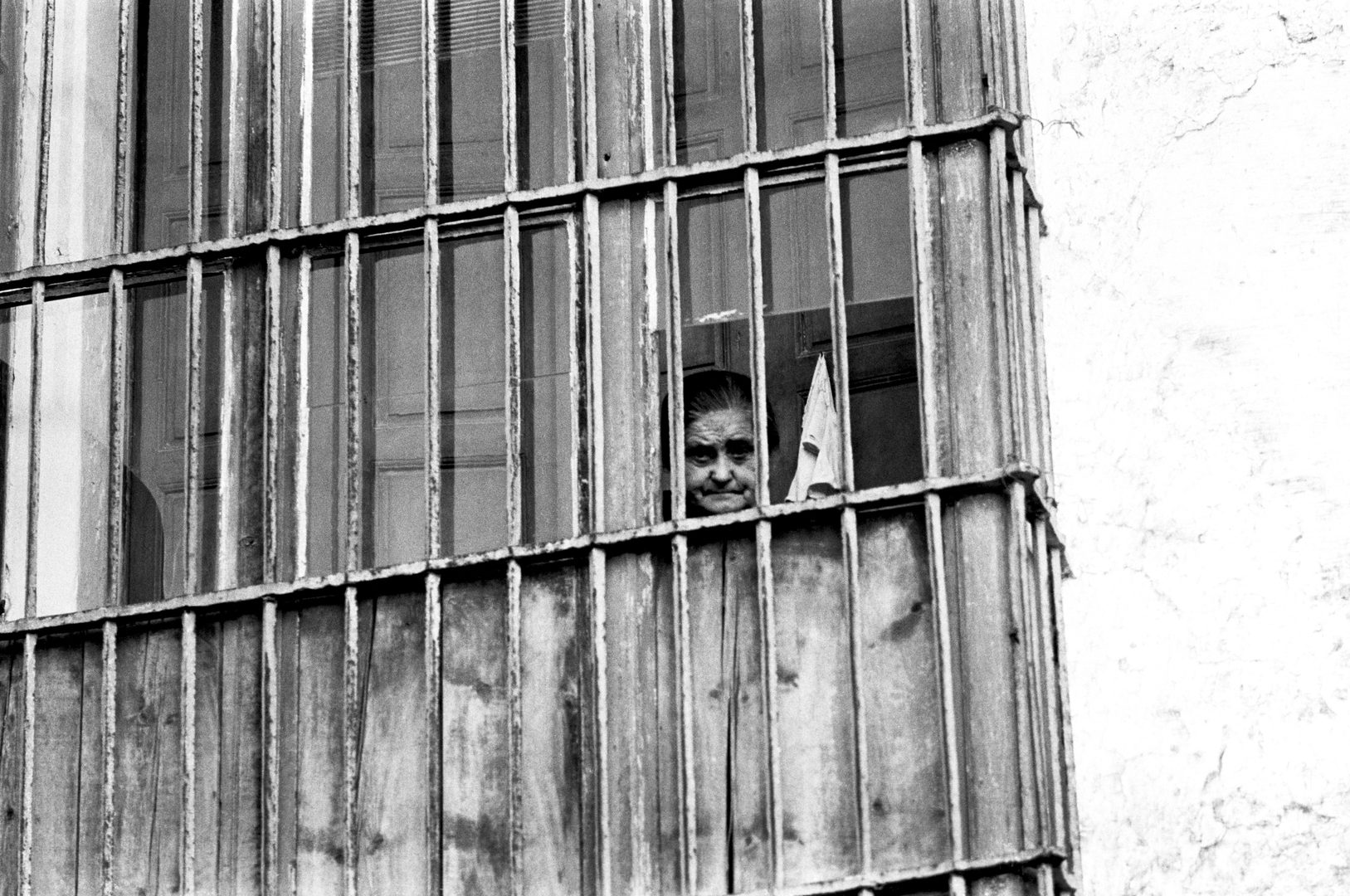 Mujer tras la reja. Sanlúcar de Barrameda, 1969