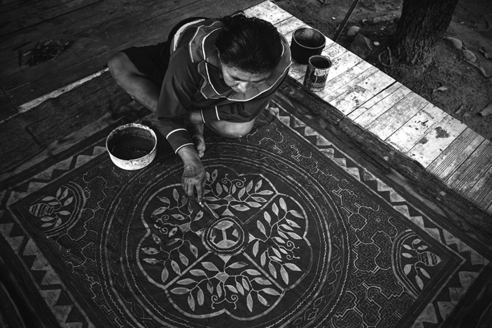 Clementina Laulate pinta el kené con tintes naturales y arcilla sobre la tela. Yarinacocha, Ucayali. 2022