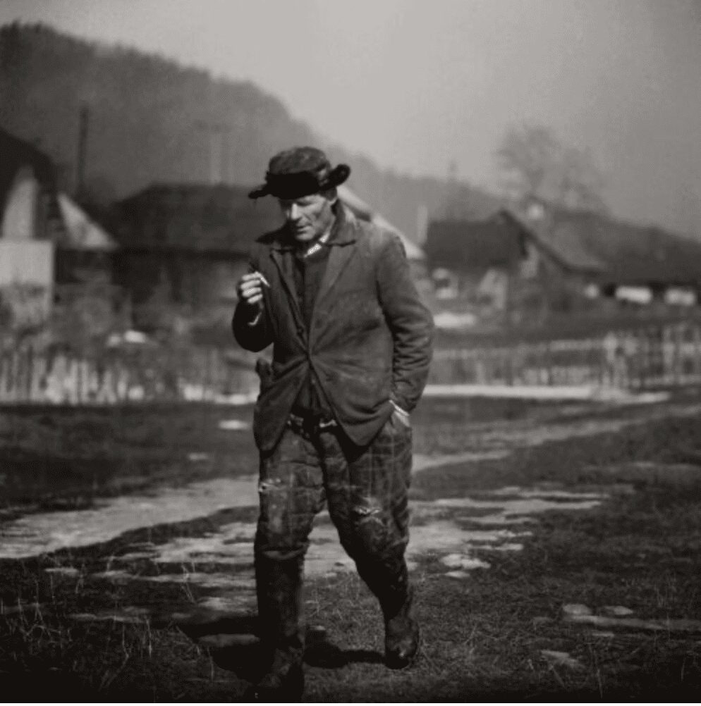 Smoking Roma, Chernivtsi, 1976