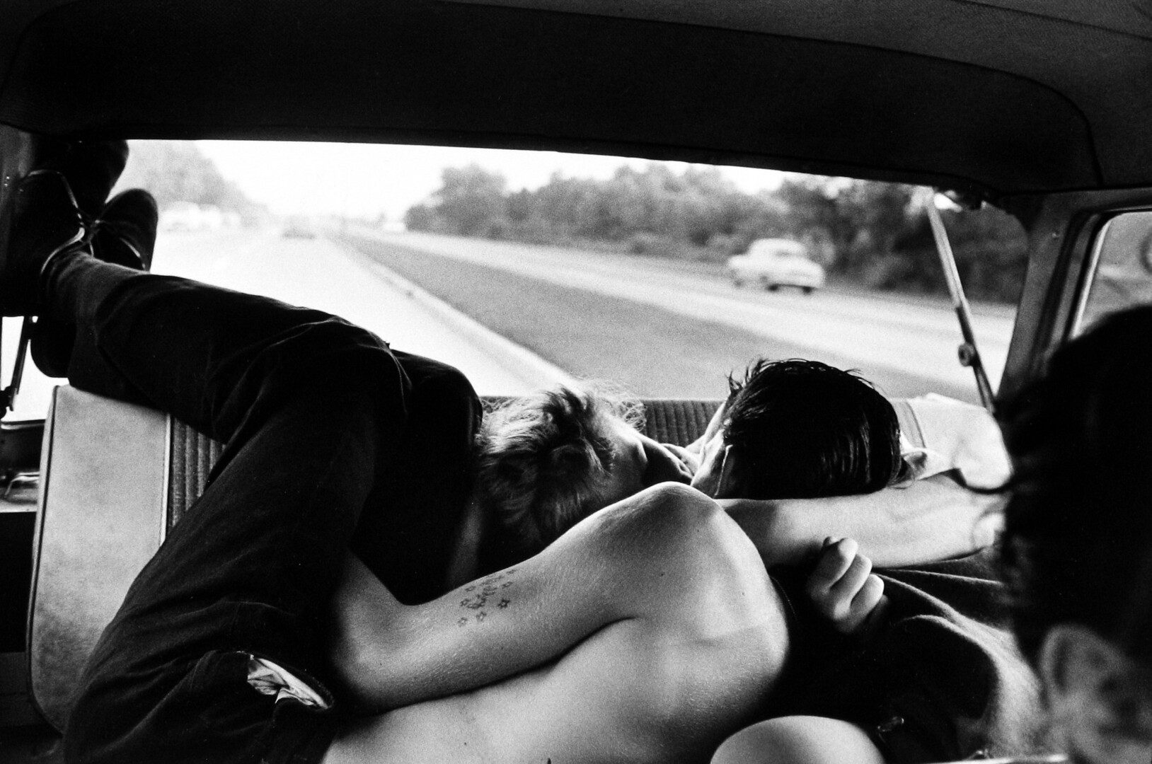Brooklyn Gang (pareja besándose en un coche)