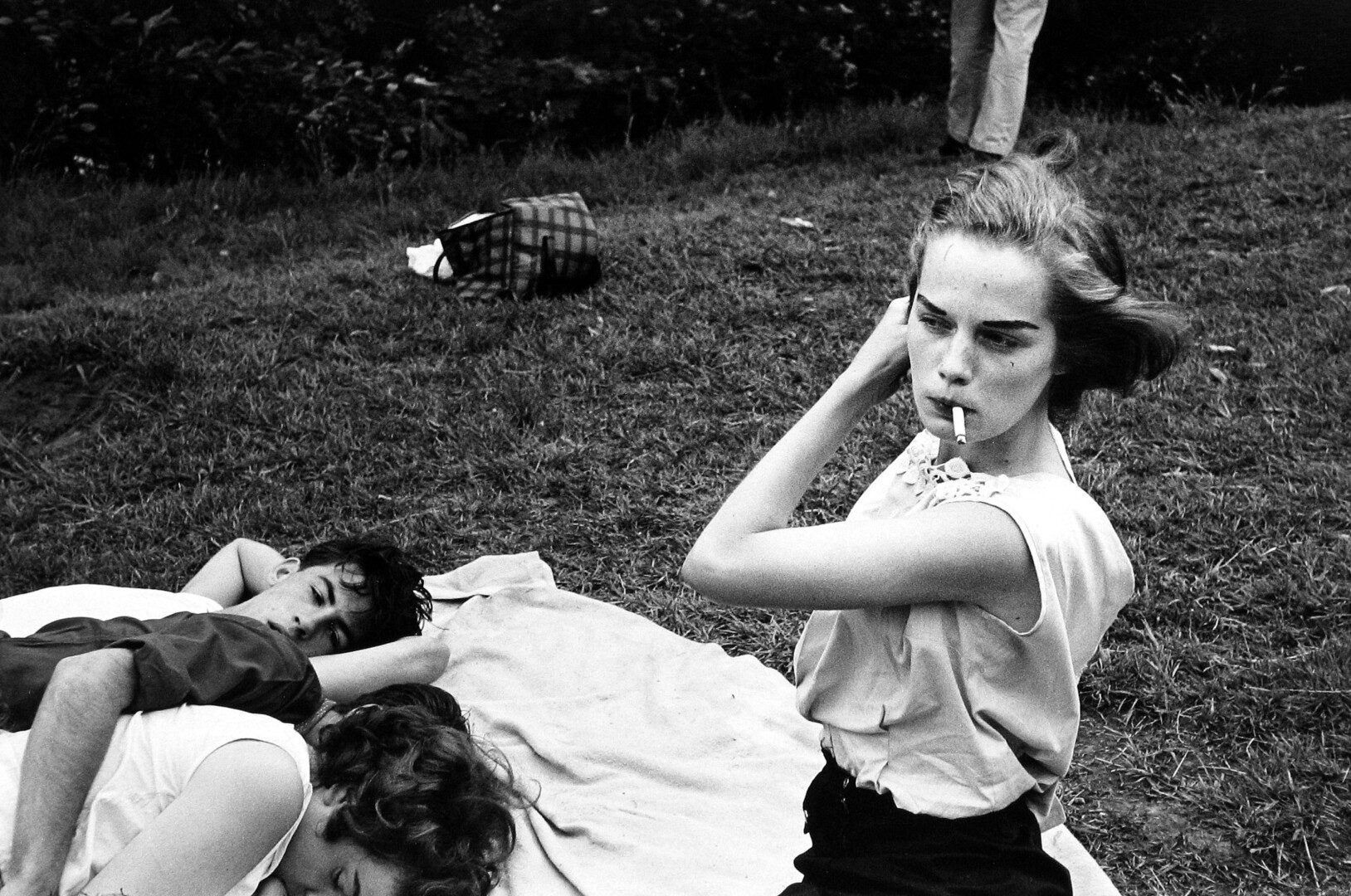 Brooklyn Gang (Chica fumando en una manta para picnic)