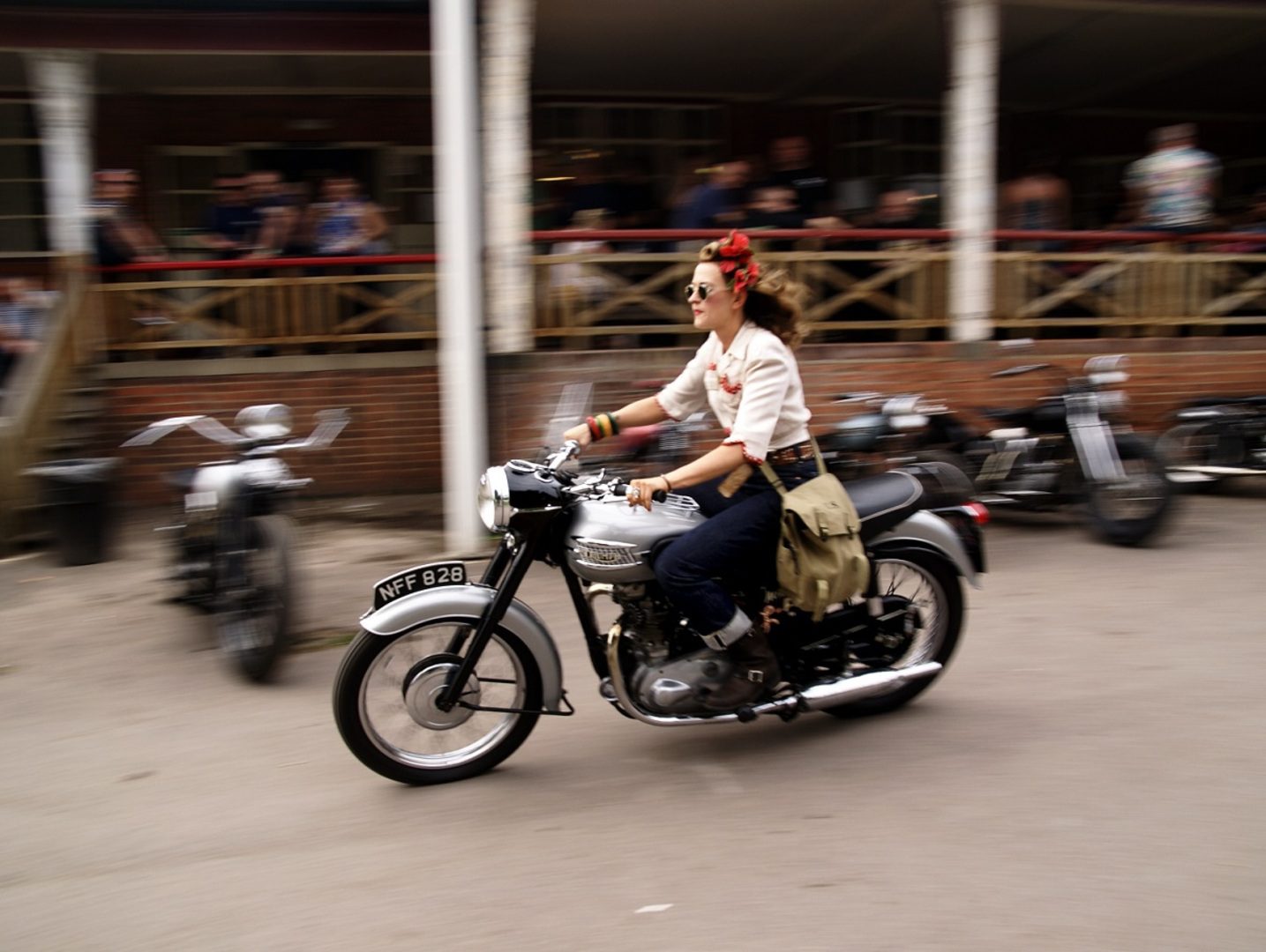 Chica manejando su Triumph. Foto Olaf Pla Gracia. Inglaterra, Hot Rod Hayride Festival, 2012