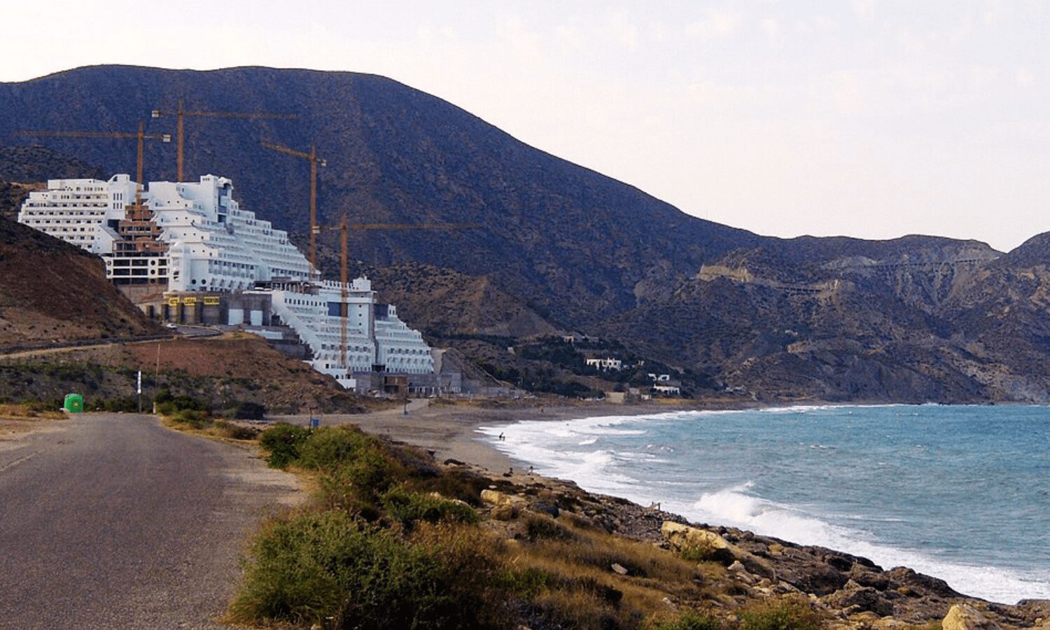 ¿Por qué no se ha derribado ya El Algarrobico?