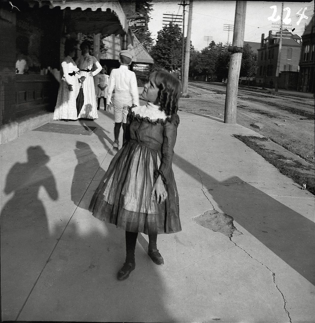 Niña en una calle, San Luis, Misuri