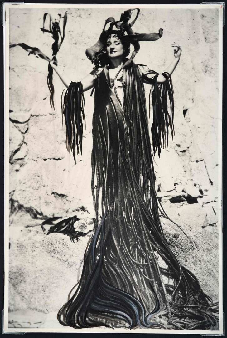 Maruja Mallo vestida de algas en la playa de El Tabo (Chile)