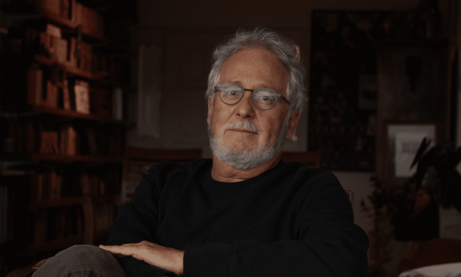 «Un escritor no es nada: es alguien que recibe señales, palabras de otros»