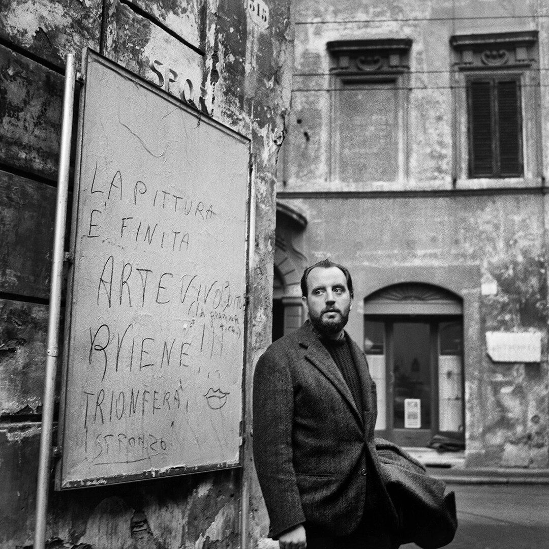 Alberto Greco durante un acto vivo-dito en Roma, 1962.